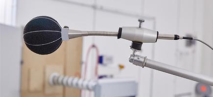 Newsletter Anmeldung Forschung Mikrofon Silber und Schwarz